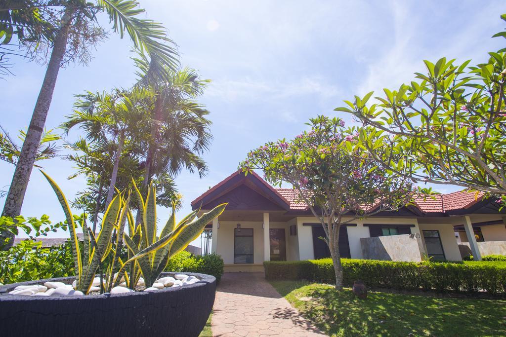 Sabah Beach Villas&Suites Kota Kinabalu Bagian luar foto