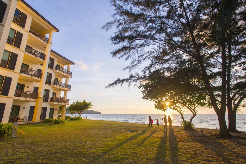 Sabah Beach Villas&Suites Kota Kinabalu Bagian luar foto